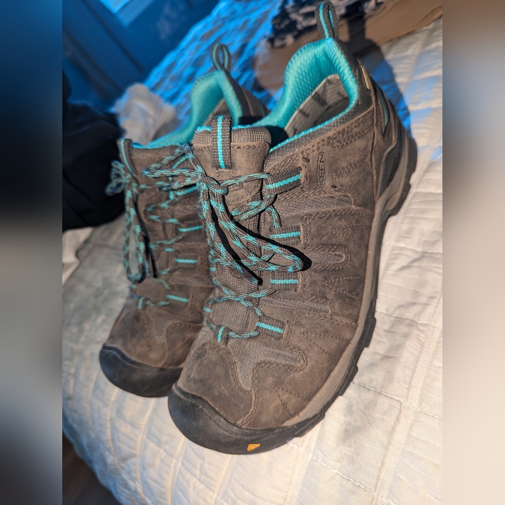 Women's size 9.5 Keen